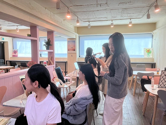 카페에서 진행하는 면접 전 헤어 준비