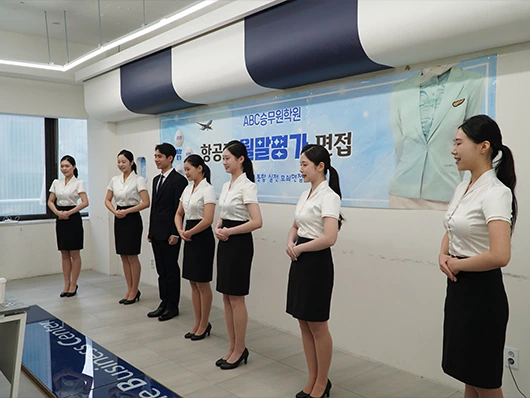 강남점에서 진행한 통합 월말평가에서 면접에 참여하는 학생들